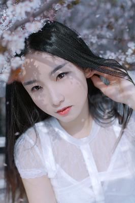 在班上露着奶被全班男人玩